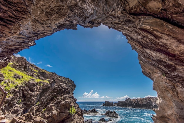 Foto felsformationen am meer gegen den blauen himmel