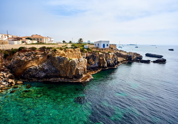 Felsformationen am Meer gegen den Himmel in Tabarca