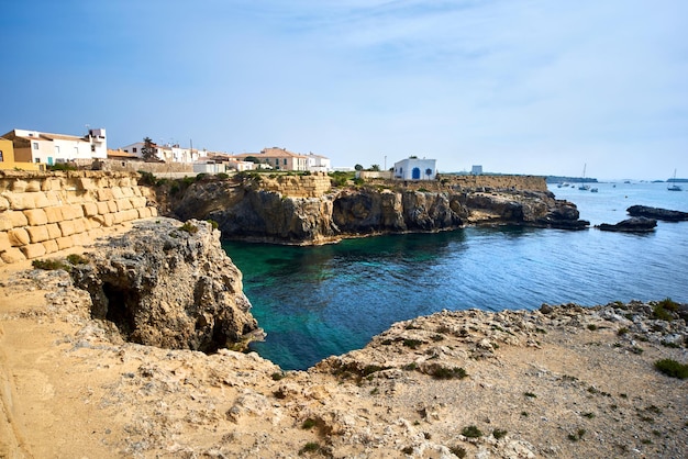 Felsformationen am Meer gegen den Himmel in Tabarca