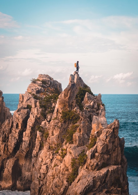 Felsformationen am Meer gegen den Himmel
