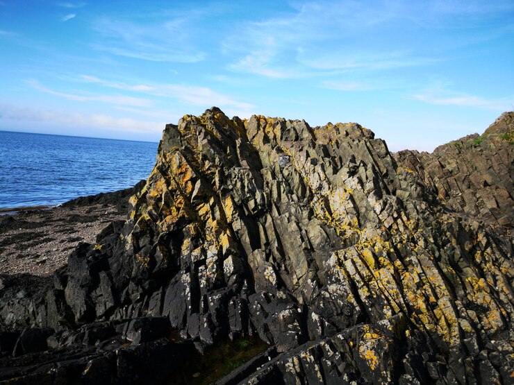 Foto felsformationen am meer gegen den himmel