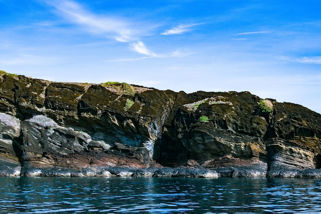 Felsformationen am Meer gegen den Himmel