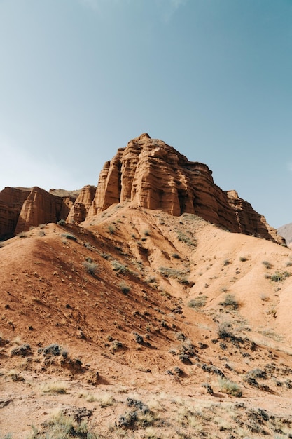 Felsformationen an klaren tagen in konorchek canyons kirgisistan