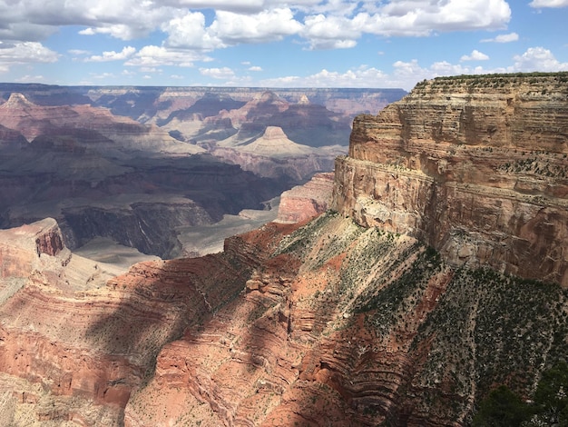 Felsformationen im Grand Canyon National Park gegen den Himmel an einem sonnigen Tag