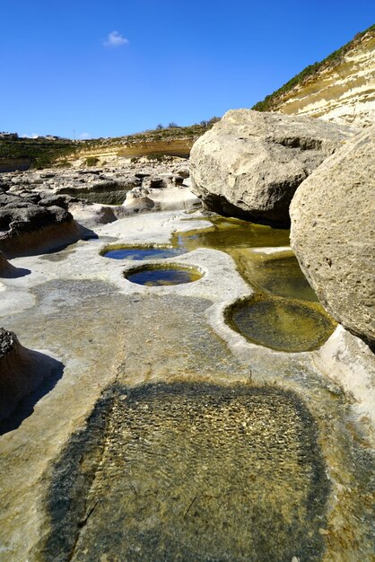 Foto felsformationen im wasser vor klarem himmel