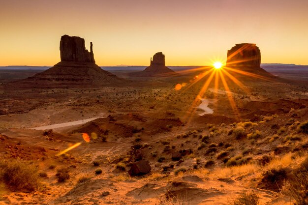 Foto felsformationen in der landschaft gegen den sonnenuntergang