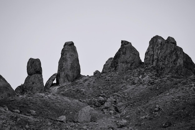 Foto felsformationen in der landschaft vor klarem himmel