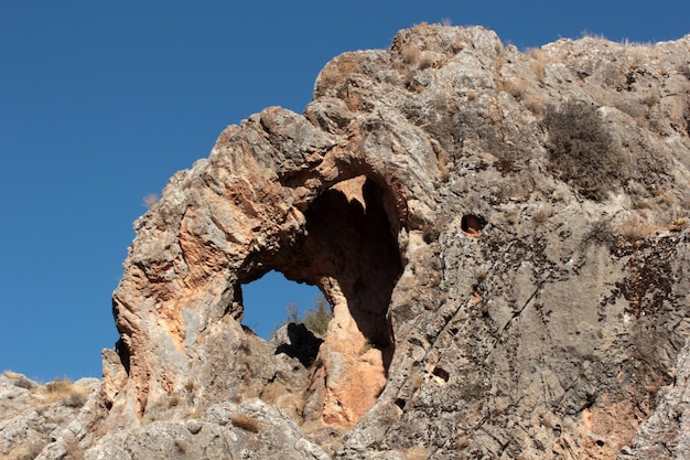 Felsformationen in Richtung des blauen Himmels