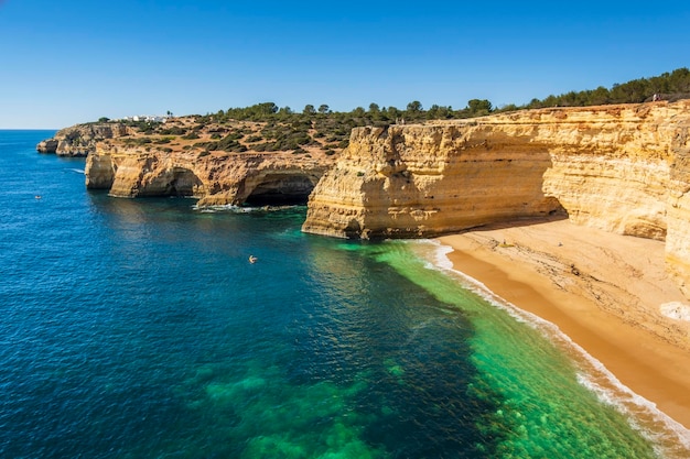 Foto felsformationen und klippen von corredoura strand algarve portugal