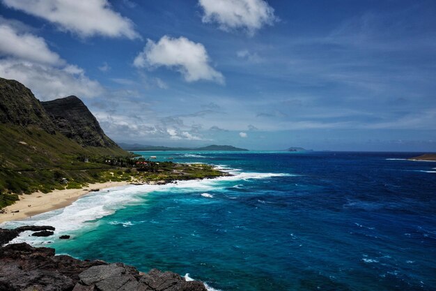 Foto felsgebirge und strand am meer