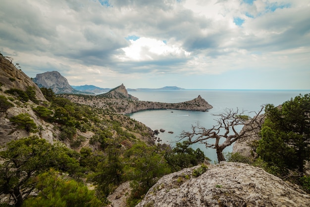 Felsige Berge am Meer