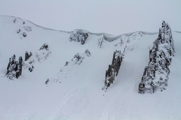 Felsige Berge und Schnee extreme Gesimse