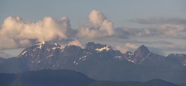 Felsige Berglandschaft mit geschwollenen Wolken bei Sonnenuntergang