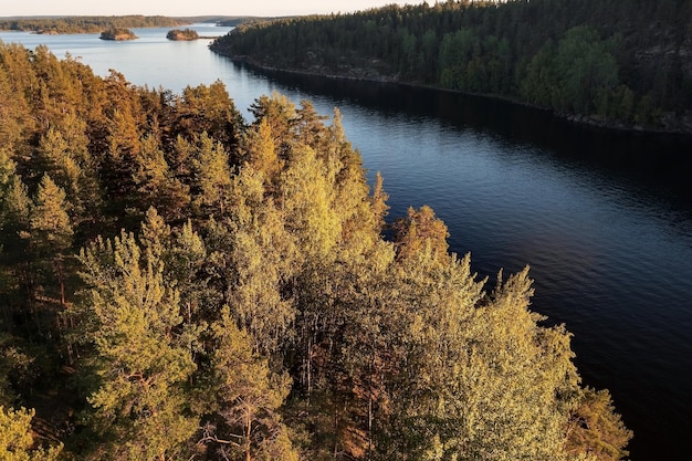 Felsige Insel mit Bäumen im Archipel kleiner Inseln am Ladogasee Karelien Russland bewachsen