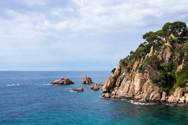 Felsige Klippe und transparentes Meerwasser in Spanien