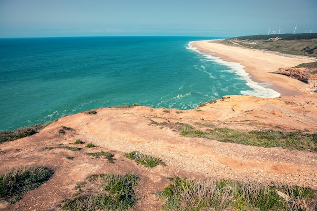 Felsige Küste an einem sonnigen Tag Areeira Strand Portugal Europa