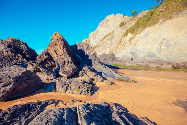 Felsige Küste an einem sonnigen Tag Playa di Laga Bizkaia Spanien