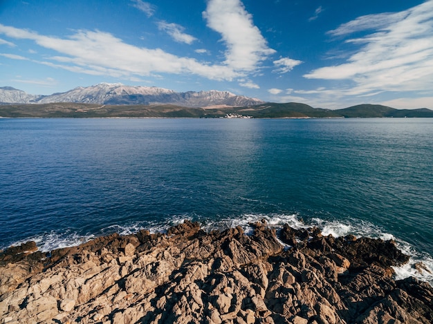Felsige Küste auf der Halbinsel Lustica mit Blick auf den Mount Lovcen in der Luftansicht von Montenegro