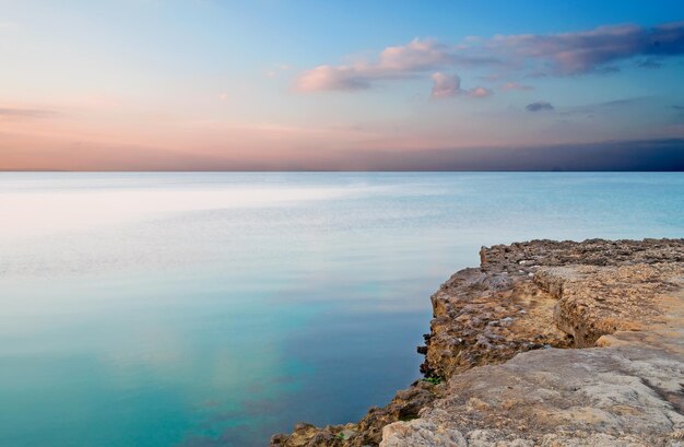 Felsige Küste bei Sonnenuntergang in Sardinien