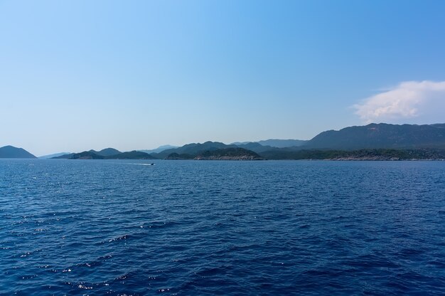 Felsige Küste, blaues Meer und Himmel in der Türkei