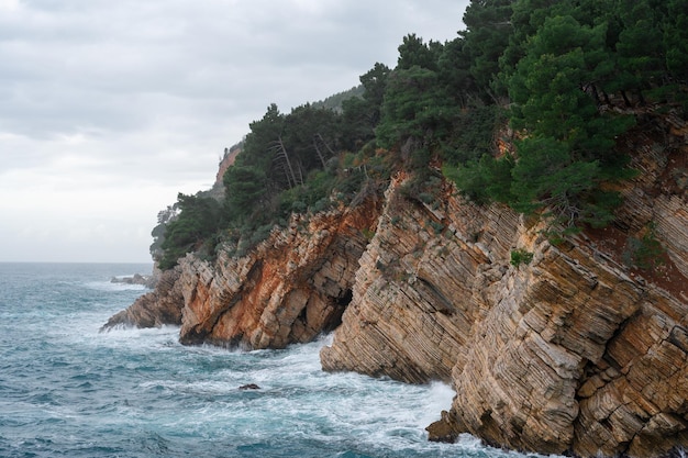 Felsige Küste der Adria Malerischer Winterblick auf die Adriaküste in der Nähe von Petrovac Montenegro Adriaküste