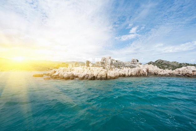 Felsige Küste der schönen Seelandschaft und türkisfarbenes Wasser im Sonnenlicht