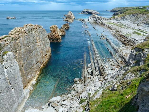 Felsige Küste des Atlantiks in der Nähe von Portio Beach (Pielagos, Kantabrien, Spanien)