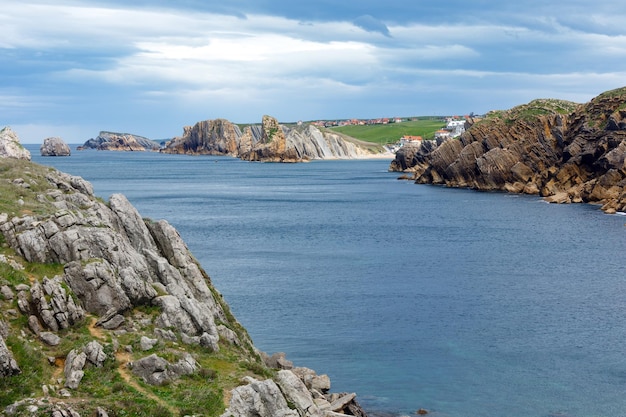 Felsige Küste des Atlantiks in Santander, Kantabrien, Spanien.