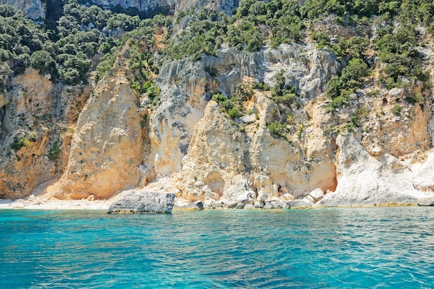 Felsige Küste im Golf von Orosei Sardinien