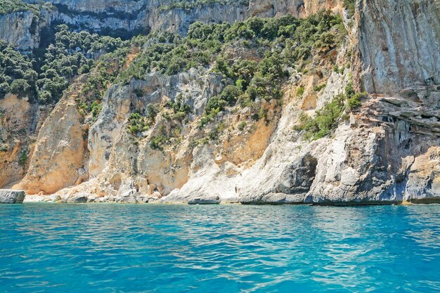 Felsige Küste im Golf von Orosei Sardinien