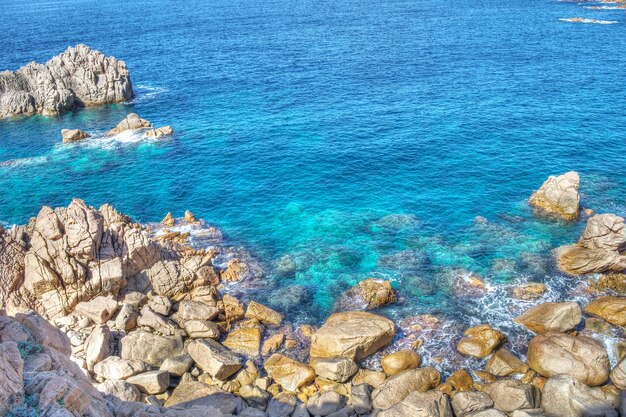 Felsige Küste in Costa Paradiso Sardinien Verarbeitet für HDR-Ton-Mapping-Effekt