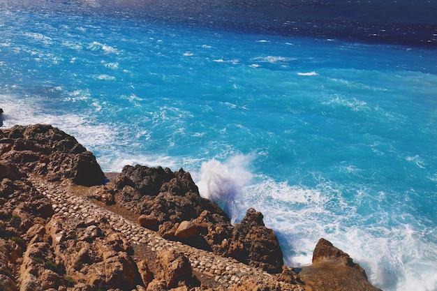 Felsige Küste mit wunderschönem blauem Meerwasser