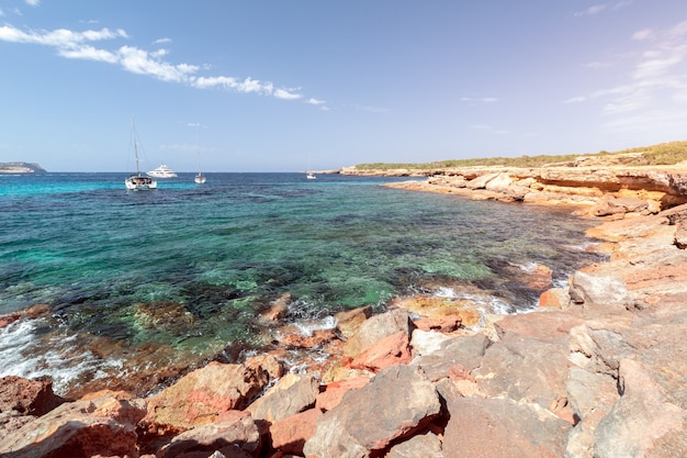 Felsige Küste und das reinste Meerwasser der Insel Ibiza, Spanien