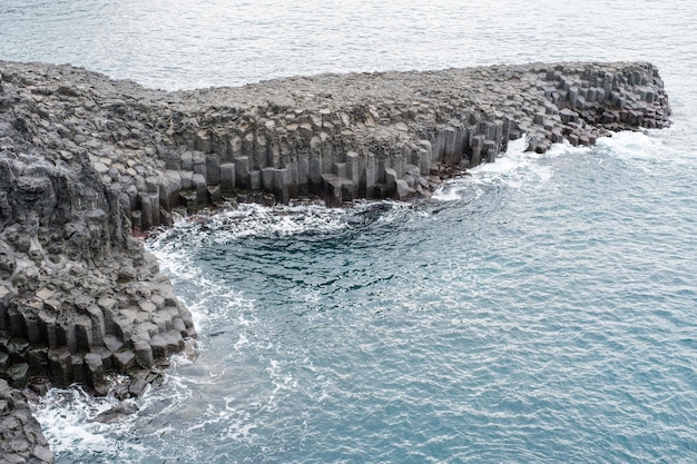 Felsige Küste und Meer, eine berühmte Stätte von Jungmun Daepo auf der Insel Jeju.