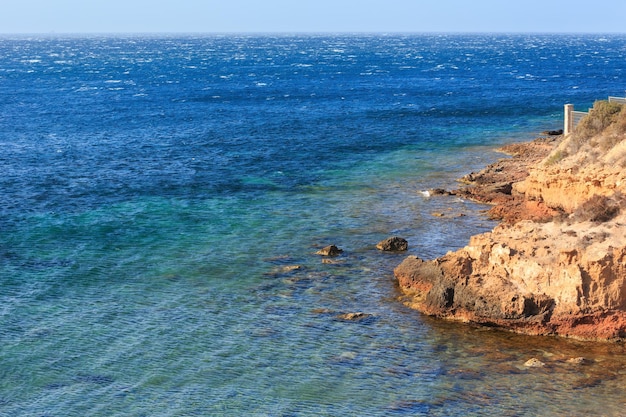 Felsige Küstenlandschaft des Atlantiks (stürmisches Wetter). Costa Blanca, Spanien.