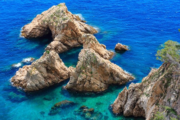 Felsige Küstenlandschaft des Sommermeeres (Spanien). Sicht von oben.