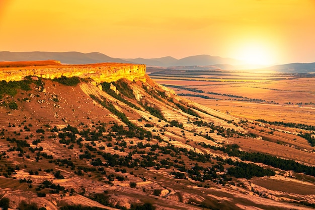 Felsige Landschaft bei Sonnenuntergang Die Sonne geht über dem Tal unter