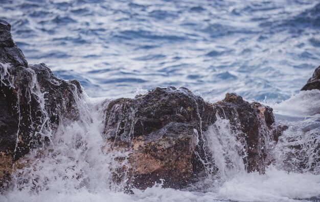 Felsige Meeresküste, wunderschönes türkisfarbenes Wasser der Meereswellen gegen die Küstenfelsenlandschaft