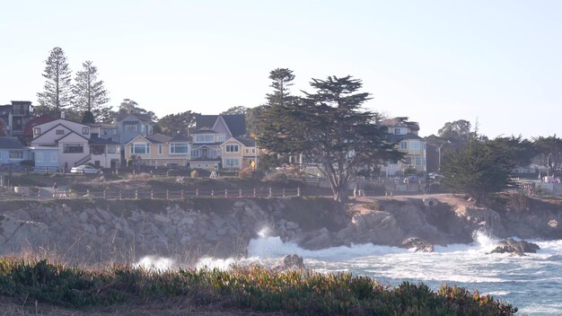 Felsige Meeresstrandwellen, die Häuser am Strand von Monterey, Kalifornien, an der Küste zusammenstoßen