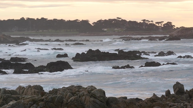 Felsige schroffe Meeresküste Meerwasserwellen, die auf Felsen in Monterey, Kalifornien, zusammenstoßen