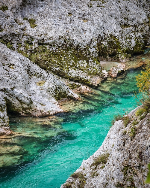 Felsige Ufer des smaragdgrünen Soca-Flusses in der Herbstsaison in Slowenien