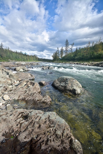 Felsige Ufer des Ural-Flusses