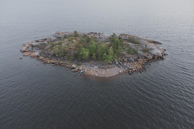 Felsige unbewohnte kleine Insel im Meer