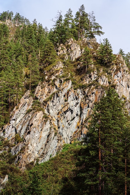 Felsiger Berghang in der Nähe des Dorfes Barangol