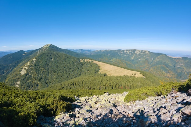 Felsiger Berghang mit großen Steinblöcken an sonnigen Tagen.