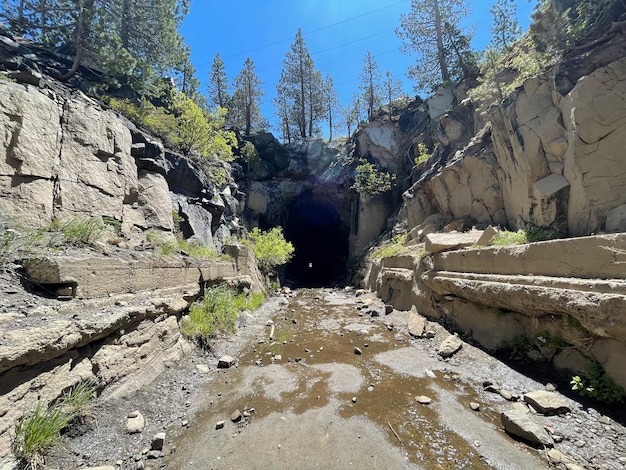 Felsiger Eingang zu einem dunklen Tunnel