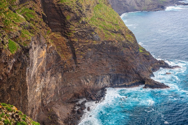 Felsiger Strand auf den Kanarischen Inseln Teneriffas