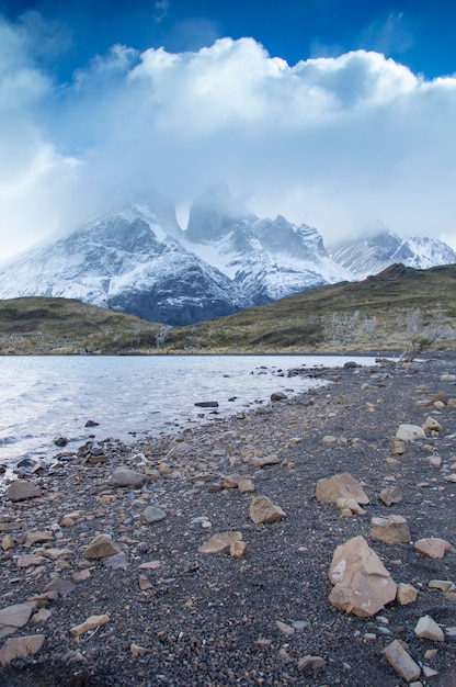 Felsiger Strand in Nationalpark Torres Del Paine, Chile