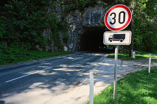 Felsiger Straßentunnel mit 30 Geschwindigkeitsbegrenzungsschild in Bled Slowenien