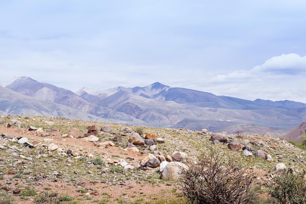 Felsiges Gelände Berge im Hintergrund Einzigartige Mars rot bunte Landschaft ChaganUzun Altai Russland